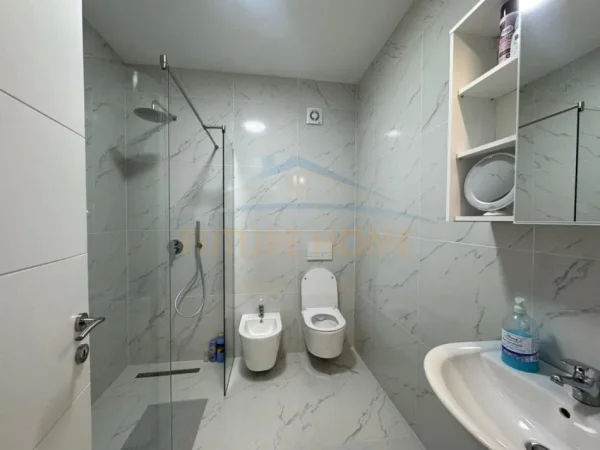Tirane, jepet me qera apartament 2+1+Ballkon Kati 5, 57 m² 600 € (Jordan Misja)