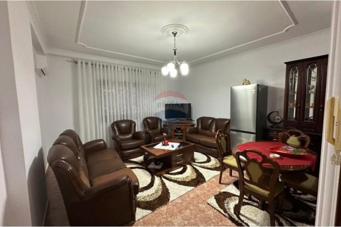 Tirane, jepet me qera apartament 1+1 , 60 m² 500 € (Ish Parku)