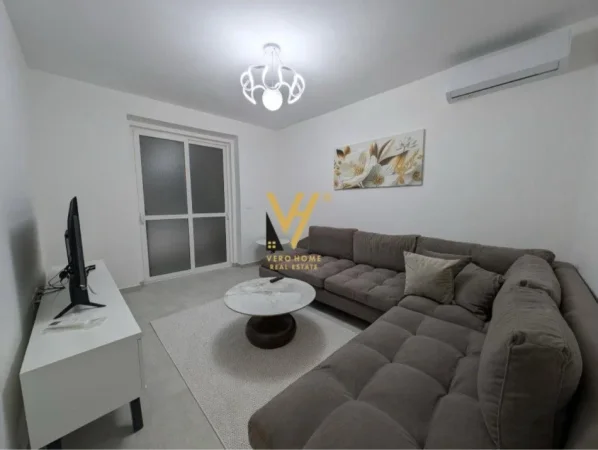 Tirane, jepet me qera apartament 2+1+Ballkon Kati 2, 70 m² 650 € (SELVIA)