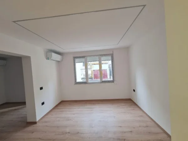Tirane, jepet me qera ambjent biznesi Kati 2, 107 m² 2.000 € 