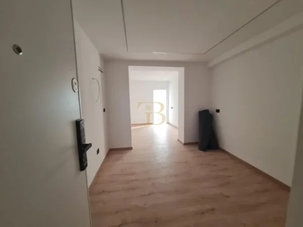 Tirane, jepet me qera ambjent biznesi Kati 2, 107 m² 2.000 € 