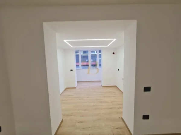 Tirane, jepet me qera ambjent biznesi Kati 2, 107 m² 2.000 € 