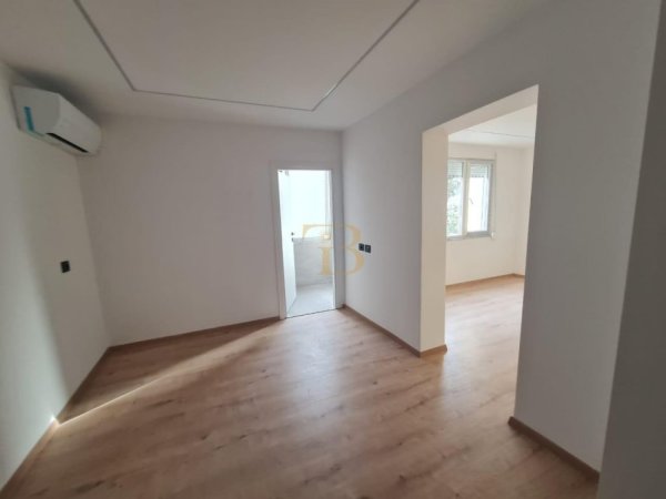 Tirane, jepet me qera ambjent biznesi Kati 2, 107 m² 2.000 € 