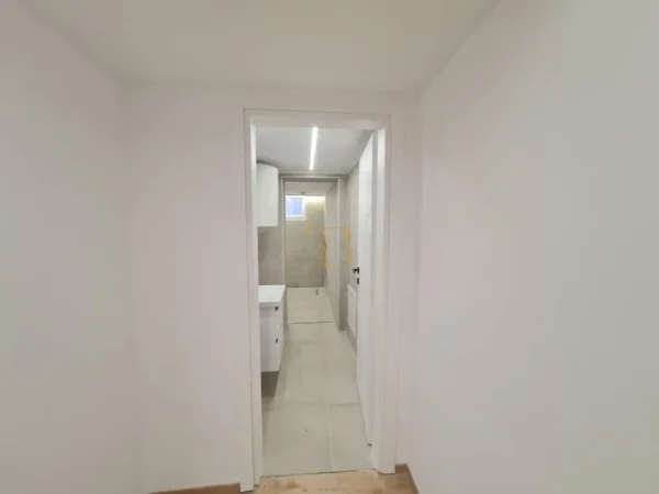 Tirane, jepet me qera ambjent biznesi Kati 2, 107 m² 2.000 € 