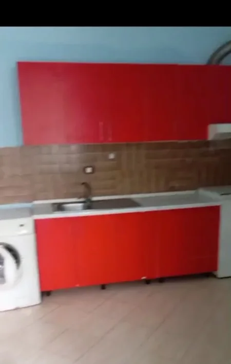 Tirane, jepet me qera garsonier 1+1 Kati 2, 36 m² (Perball Pallatit me Shigjeta,Rruga Kavajes)