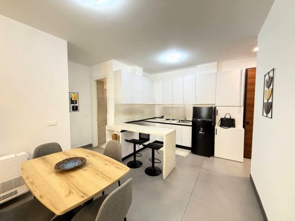 Tirane, jepet me qera apartament 2+1 Kati 1, 120 m² 1.200 € (liqeni i thate)