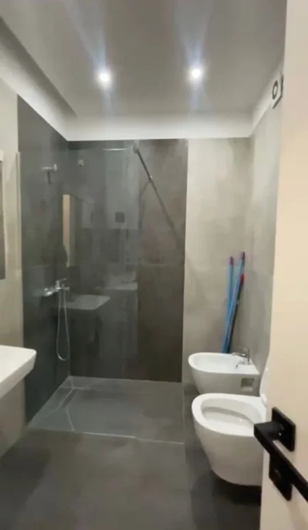 Tirane, jepet me qera apartament 2+1+Ballkon Kati 6, 85 m² 1.500 € 