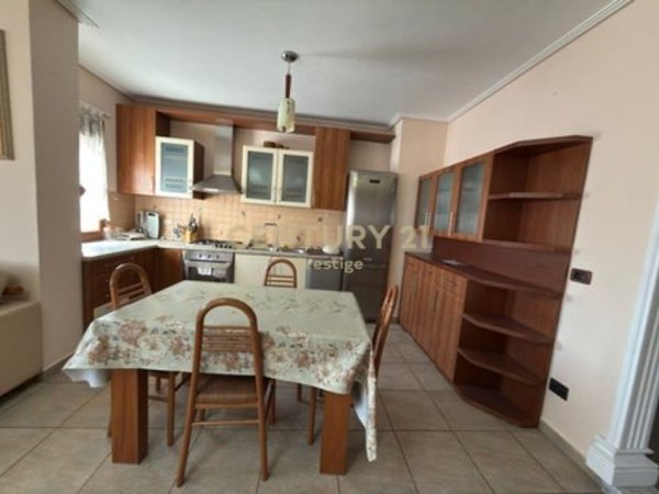 Tirane, jepet me qera apartament 2+1 Kati 9, 124 m² 800 € (Ambasada Amerikane)
