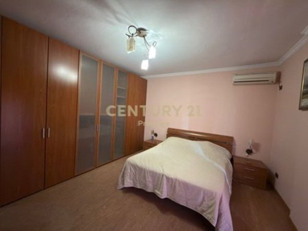 Tirane, jepet me qera apartament 2+1 Kati 9, 124 m² 800 € (Ambasada Amerikane)