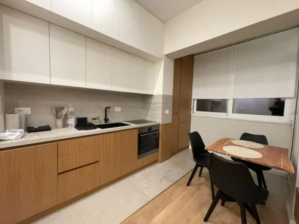 Tirane, jepet me qera apartament 1+1 Kati 4, 50 m² 700 € (Rruga e Barrikadave.)