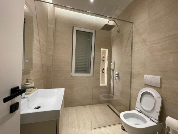 Tirane, jepet me qera apartament 1+1 Kati 4, 50 m² 700 € (Rruga e Barrikadave.)