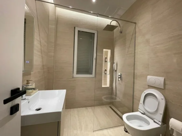 Tirane, jepet me qera apartament 1+1 Kati 4, 50 m² 700 € (Rruga e Barrikadave.)