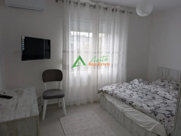 Tirane, jepet me qera apartament 2+1+Ballkon Kati 2, 70 m² 65 000 Leke (Selvia, afer kryqezimit)