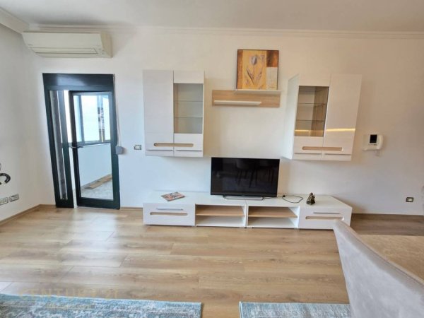 Tirane, jepet me qera apartament 2+1 Kati 5, 120 m² 1.150 € 