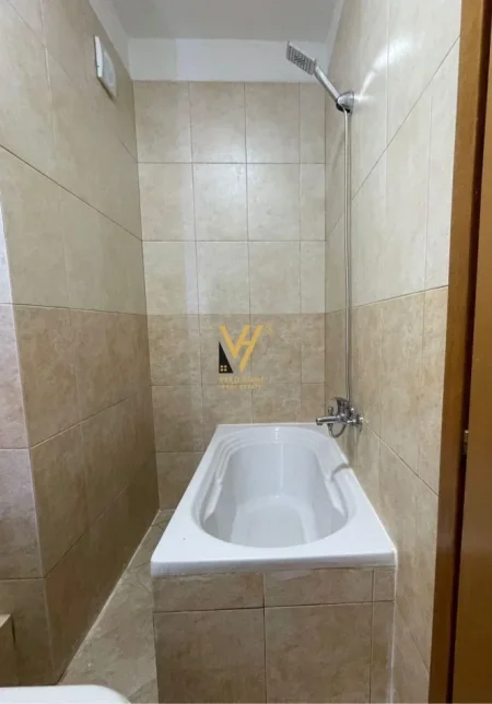 Tirane, jepet me qera apartament 2+1+Ballkon Kati 7, 80 m² 750 € (BLLOK)