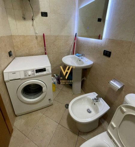 Tirane, jepet me qera apartament 2+1+Ballkon Kati 7, 80 m² 750 € (BLLOK)