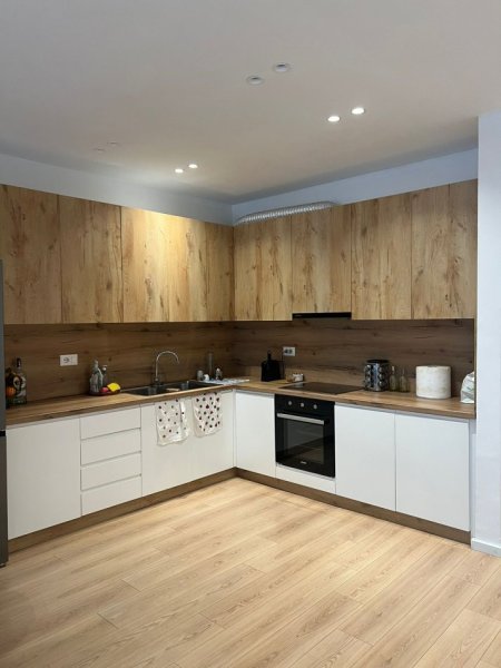 Tirane, jepet me qera apartament 2+1+2 Kati 3, 100 m² 800 € (Raddison)