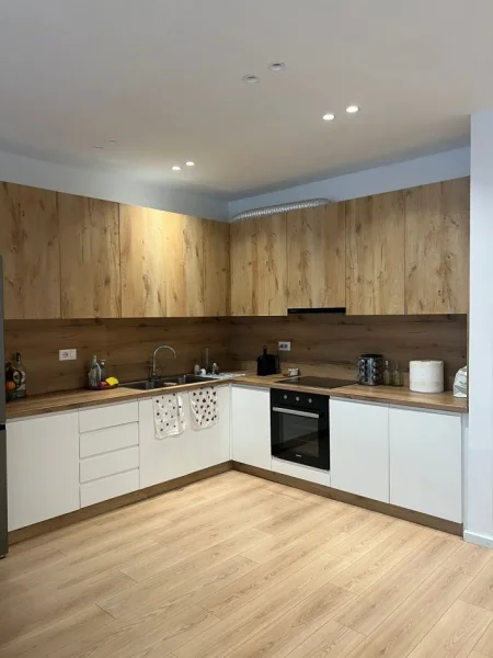 Tirane, jepet me qera apartament 2+1+2 Kati 3, 100 m² 800 € (Raddison)