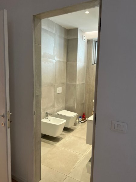 Tirane, jepet me qera apartament 2+1+2 Kati 3, 100 m² 800 € (Raddison)