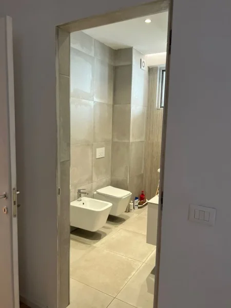 Tirane, jepet me qera apartament 2+1+2 Kati 3, 100 m² 800 € (Raddison)