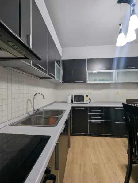 Tirane, jepet me qera apartament 2+1 Kati 6, 89 m² 850 € (Stadiumi Dinamo)