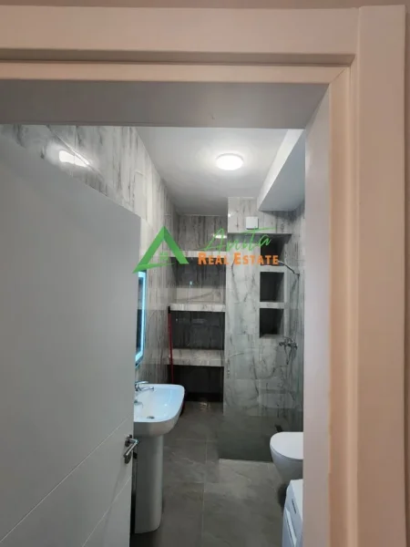 Tirane, jepet me qera apartament 1+1+Ballkon Kati 5, 70 m² , 75000 Leke(Komuna e Parisit)