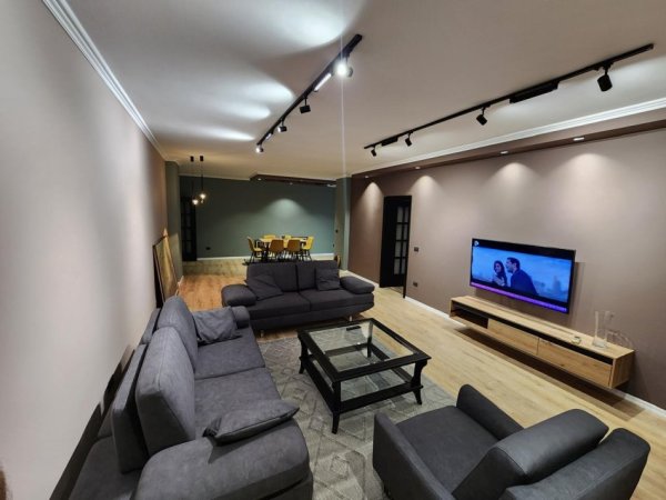 Tirane, jepet me qera apartament 3+1+Ballkon Kati 4, 156 m² 1.200 € (Rruga e Kavajes)