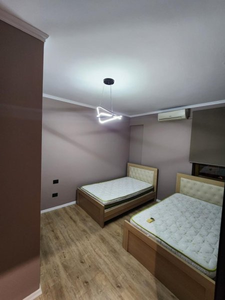 Tirane, jepet me qera apartament 3+1+Ballkon Kati 4, 156 m² 1.200 € (Rruga e Kavajes)