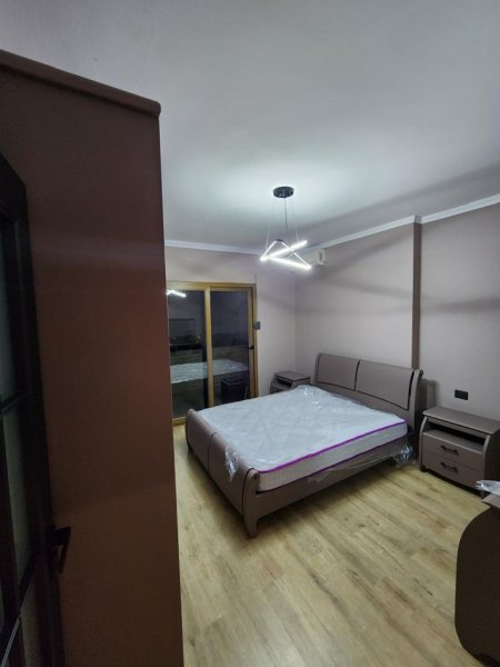 Tirane, jepet me qera apartament 3+1+Ballkon Kati 4, 156 m² 1.200 € (Rruga e Kavajes)