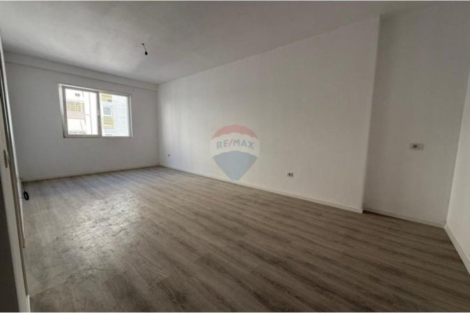 Tirane, shitet apartament 1+1+Ballkon Kati 3, 71 m² 130.000 € 