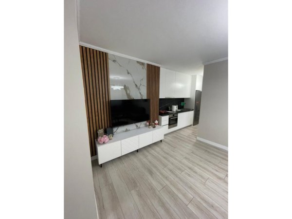 Tirane, jepet me qera apartament 1+1 Kati 4, 70 m² 900 € (Liqeni Tiranes)