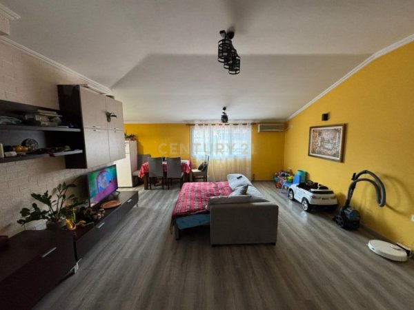 Tirane, jepet me qera apartament 3+1 Kati 2, 150 m² 600 € (Fakulteti Ekonomik)