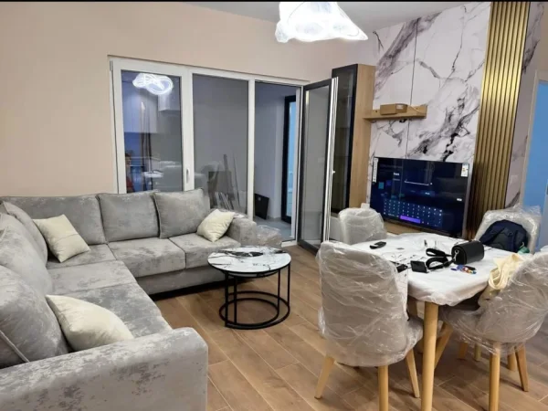 Tirane, jepet me qera apartament 1+1+Aneks+Ballkon Kati 8, 700 € (zogu i zi)