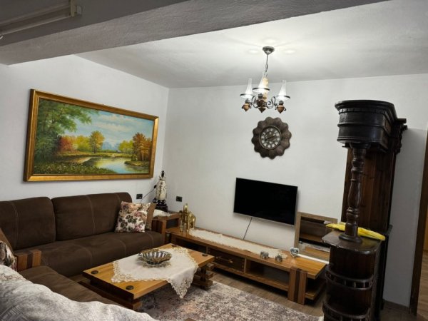 Tirane, jepet me qera shtepi 1+1 Kati 0, 57 m² 350 € (ne rrugen Vangjel Capo Tirane)