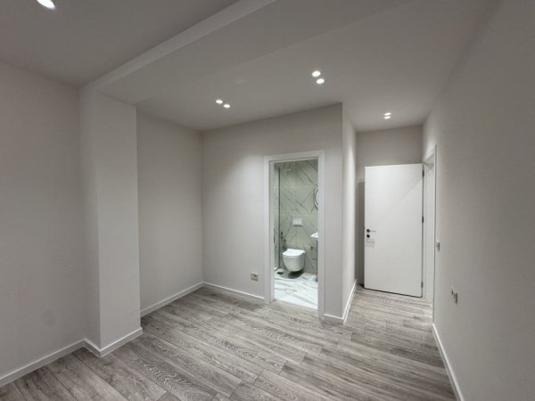 Tirane, jepet me qera ambjent biznesi Kati 12, 104 m² 1.100 € (rruga mine peza)