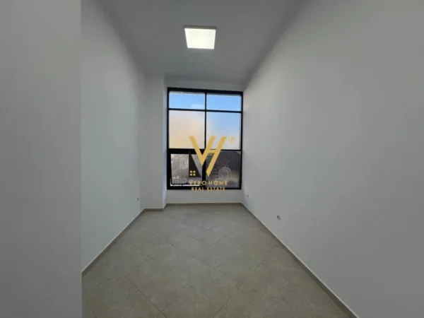 Tirane, jepet me qera zyre Kati 1, 26 m² 450 € (9 KATESHET)