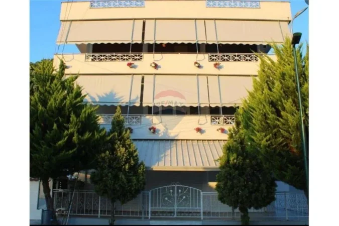 Vlore, jepet me qera hotel Kati 3, 526 m² 2.000 € (Rruga Reshat Osmani)