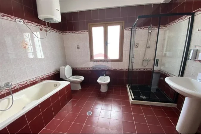 Vlore, jepet me qera hotel Kati 3, 526 m² 2.000 € (Rruga Reshat Osmani)