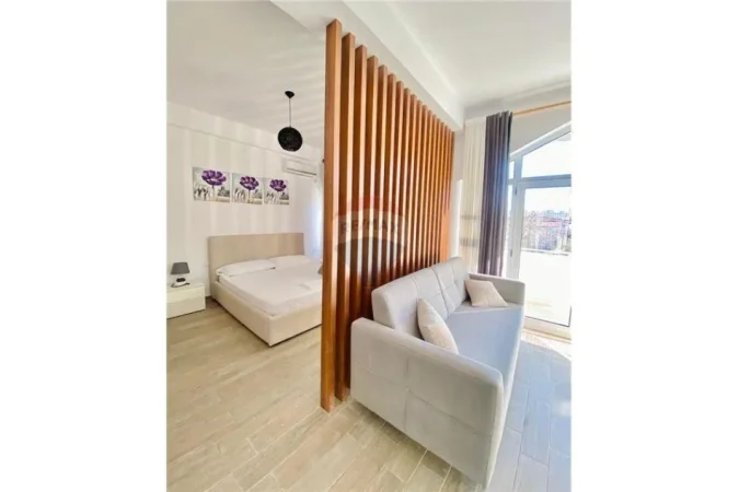 Vlore, jepet me qera hotel Kati 3, 526 m² 2.000 € (Rruga Reshat Osmani)