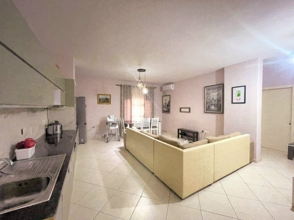 Tirane, jepet me qera apartament 1+1+Ballkon Kati 7, 80 m² 400 € (Fresk)