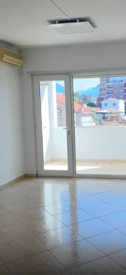 Tirane, jepet me qera ambjent biznesi Kati 2, 128 m² 500 € (ish stacioni i trenit)