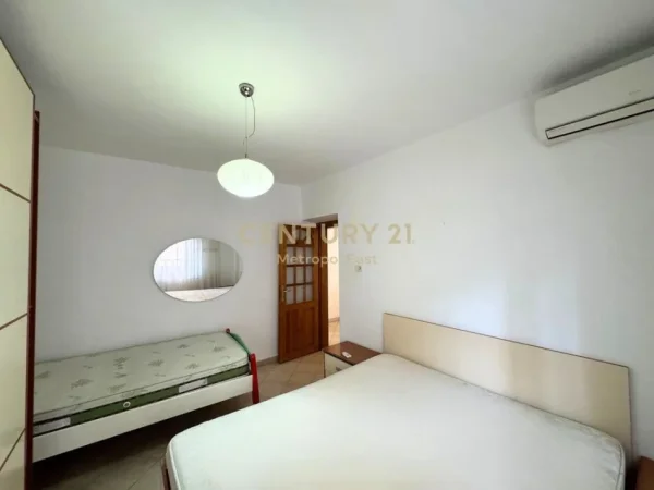 Tirane, jepet me qera apartament 3+1 Kati 2, 100 m² 600 € (Rruga Fortuzi)