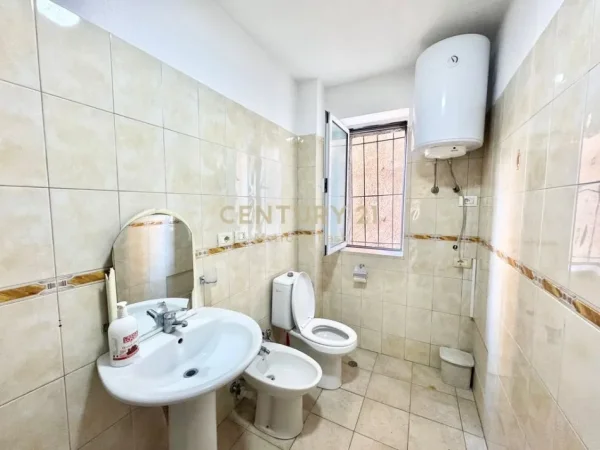 Tirane, jepet me qera apartament 3+1 Kati 2, 100 m² 600 € (Rruga Fortuzi)