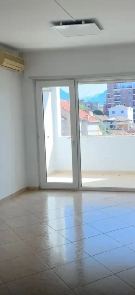 Tirane, jepet me qera zyre Kati 2, 128 m² 500 € (ish stacioni i trenit)