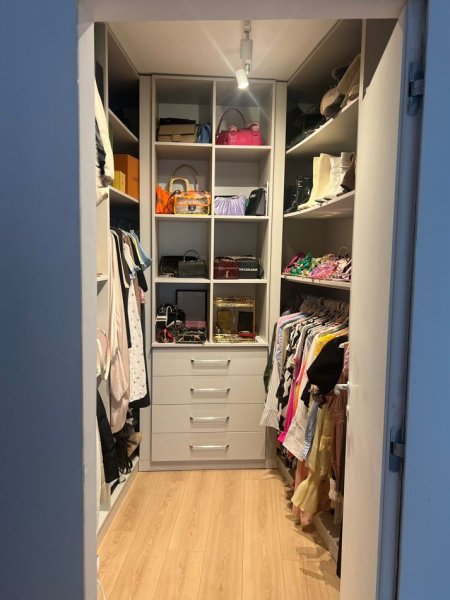 Tirane, jepet me qera apartament 2+1+2+Aneks+Ballkon+ post parkimi tek Radison . Liqeni i Thate ! 800 €