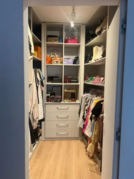 Tirane, jepet me qera apartament 2+1+2+Aneks+Ballkon+ post parkimi tek Radison . Liqeni i Thate ! 800 €