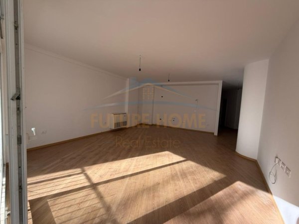 Tirane, jepet me qera ambjent biznesi Kati 1, 128 m² 2.000 € (Rruga Faik Konica)