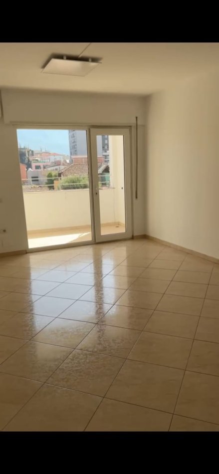 Tirane, jepet me qera zyre Kati 2, 128 m² 500 € (SIRI KODRA)