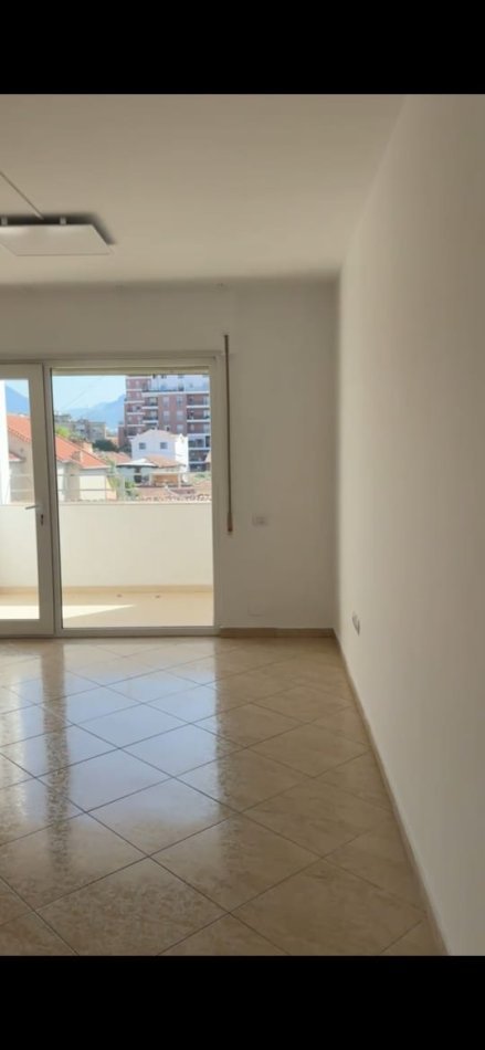 Tirane, jepet me qera zyre Kati 2, 128 m² 500 € (SIRI KODRA)