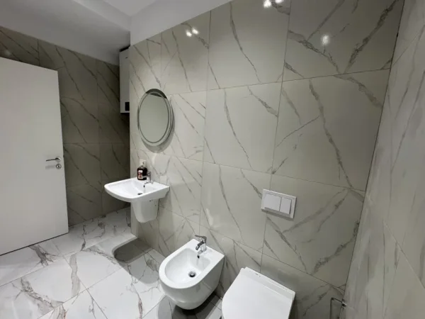 Tirane, jepet me qera zyre Kati 12, 94 m² 1.000 € (MINE PEZA)